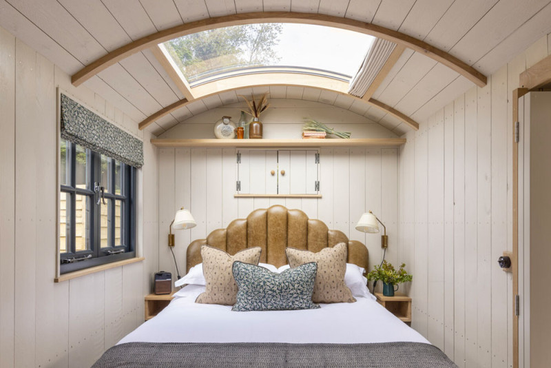 Double bed in shepherd hut