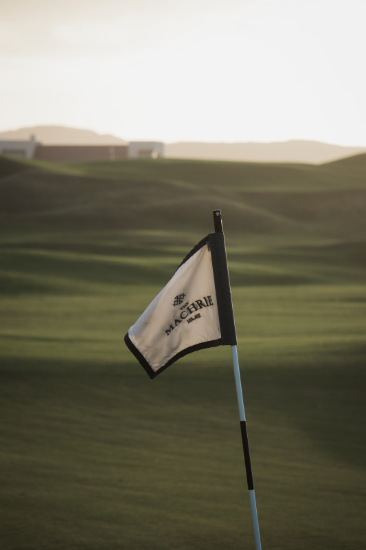 Flag on the golf course 