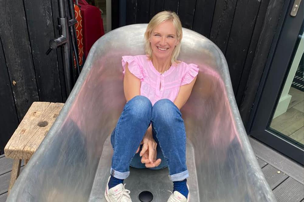 jo whiley tries out treehouse deck tub