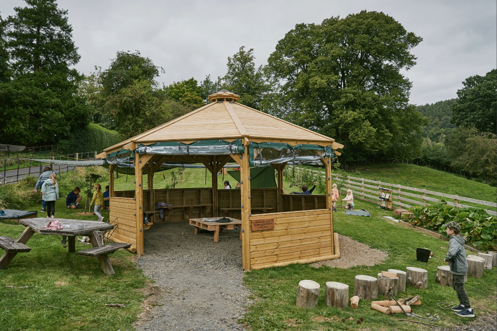Land Rover Discovery forest school shelter
