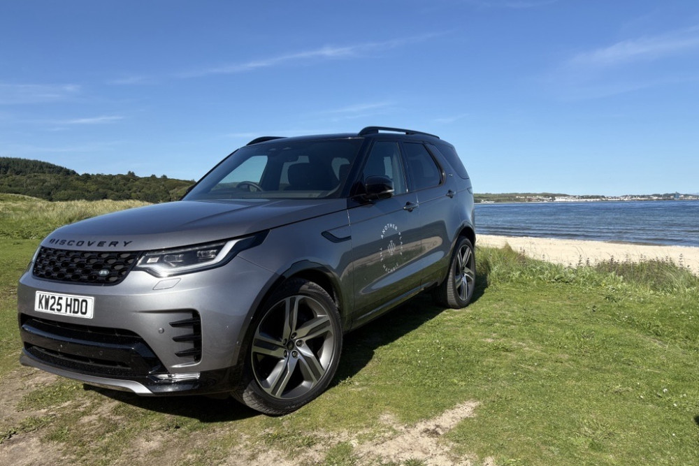 Land Rover Discovery in front of a beach on Islay